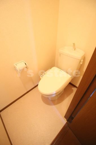 トイレ　この写真の反転です。