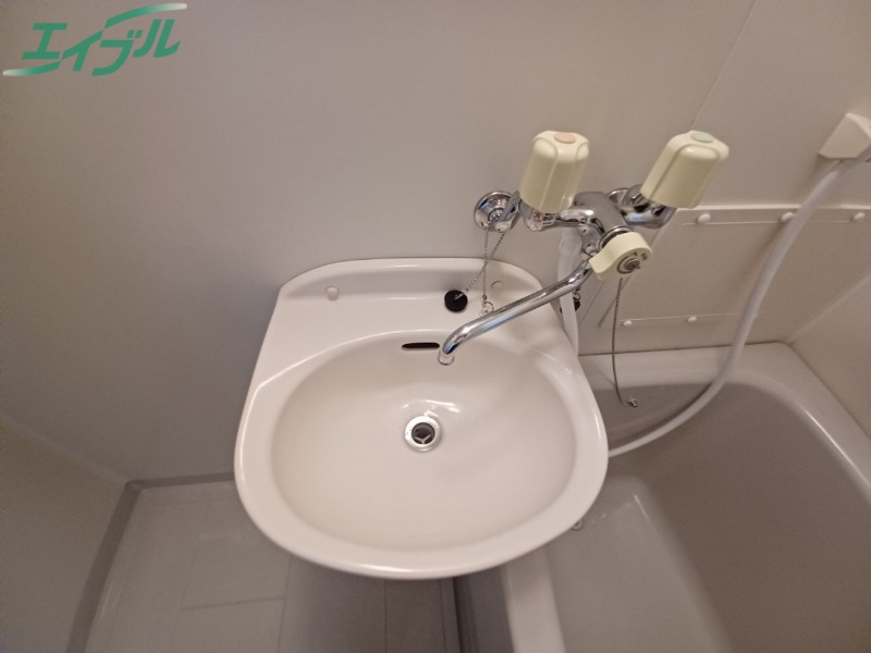 洗面設備　同型参考写真