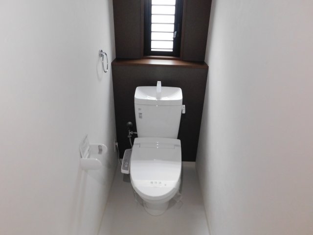 トイレ　落ち着いた色調のトイレです