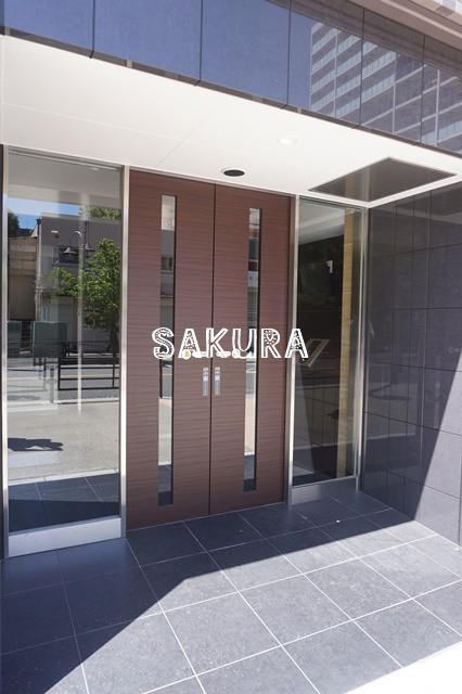 エントランス　重厚感のある建物デザイン♪