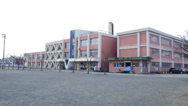 小学校　荒川小学校（小学校）まで980m