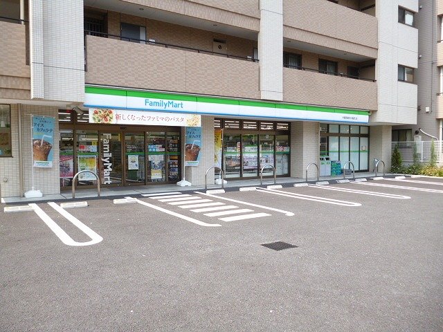 コンビニ　ファミリーマート（コンビニ）まで10m