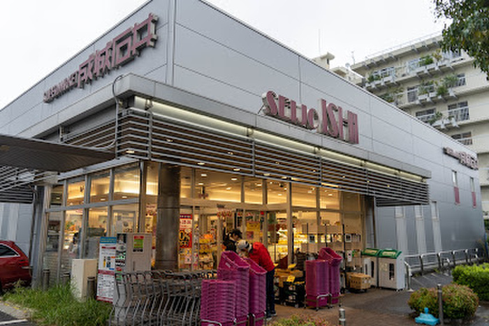 スーパー　成城石井 柿の木坂店（スーパー）まで550m
