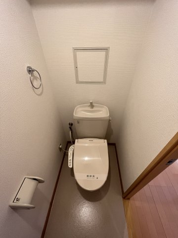 トイレ　温水洗浄便座付きのトイレです♪
