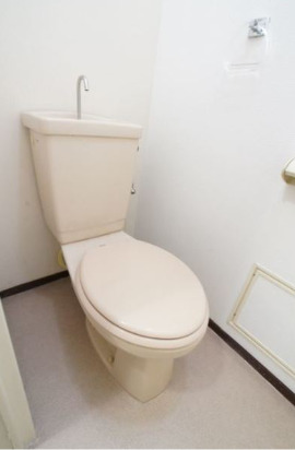 トイレ　落ち着いた色調のトイレです