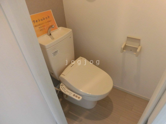トイレ　温水洗浄便座付きです