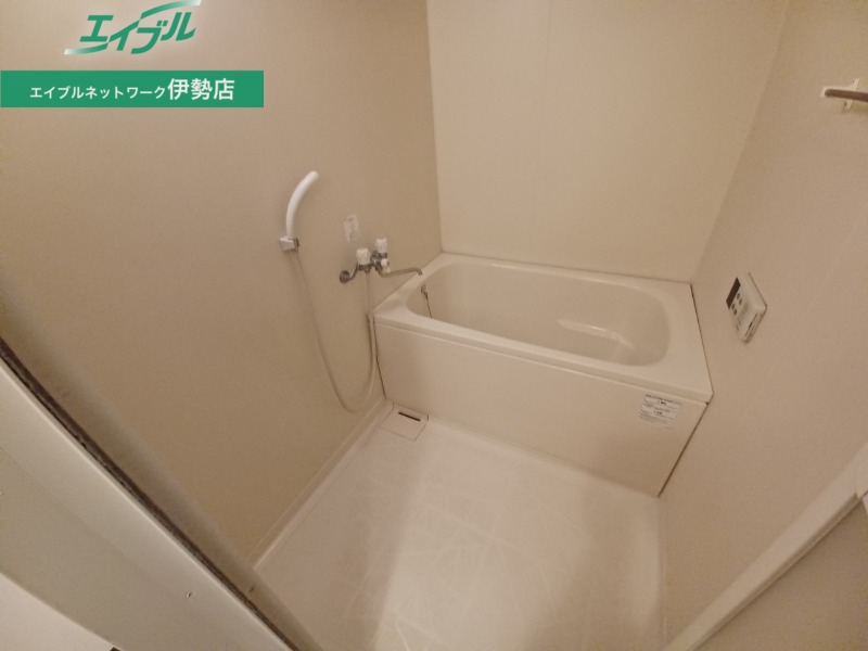 バス・シャワールーム　同型反転写真