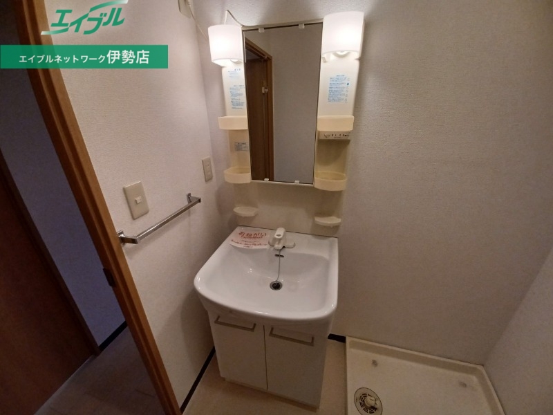 洗面設備　同型反転写真