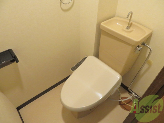 トイレ　ウォシュレット機能がついたトイレです。安心して使用できますね