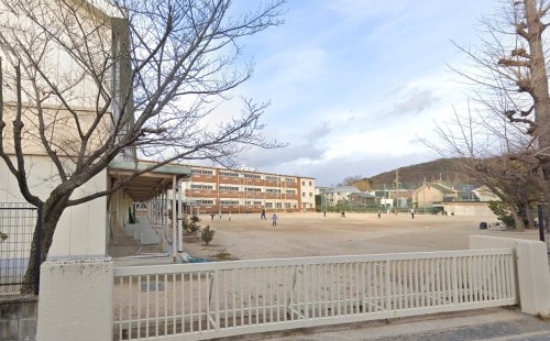 小学校　岡山市立三勲小学校（小学校）まで561m