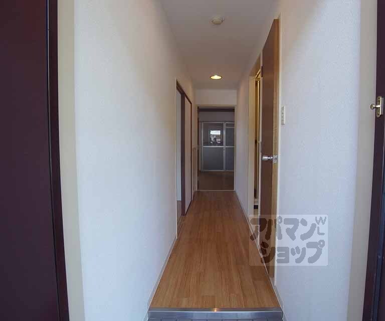その他部屋・スペース　玄関からきれいな廊下に続きます・