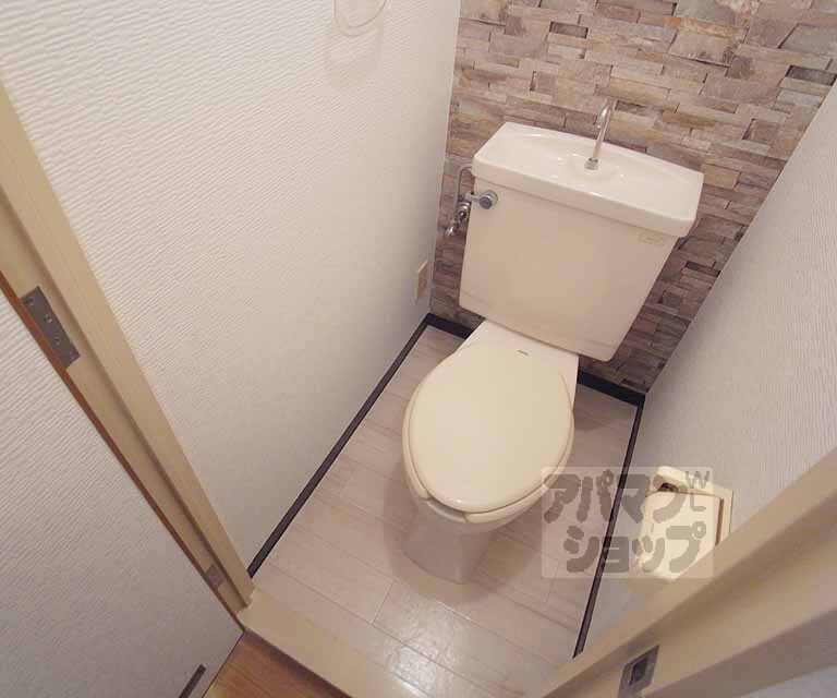 トイレ　オシャレな壁紙のトイレです・