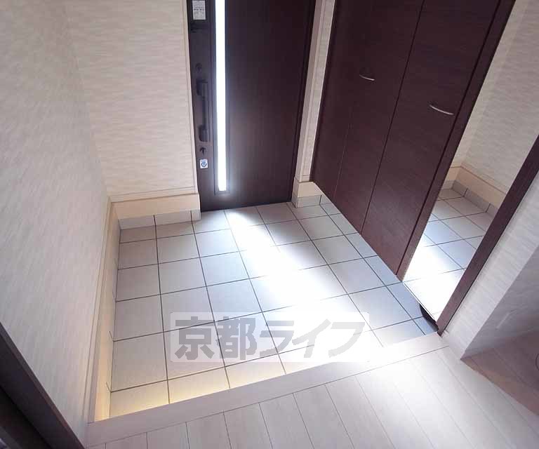 玄関　シックなデザインの玄関です。