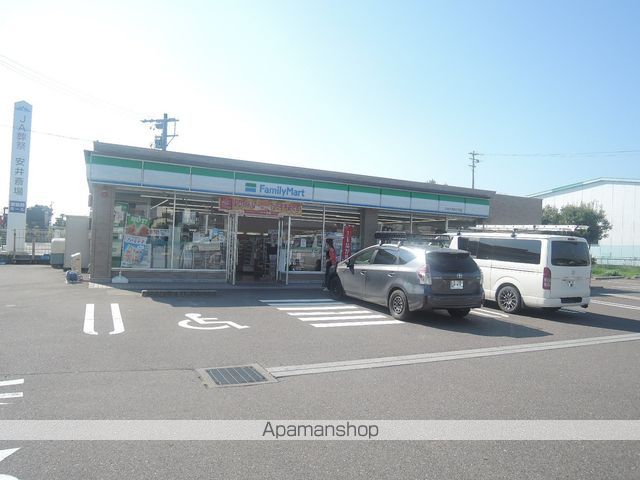 コンビニ　ファミリーマート（コンビニ）まで854m