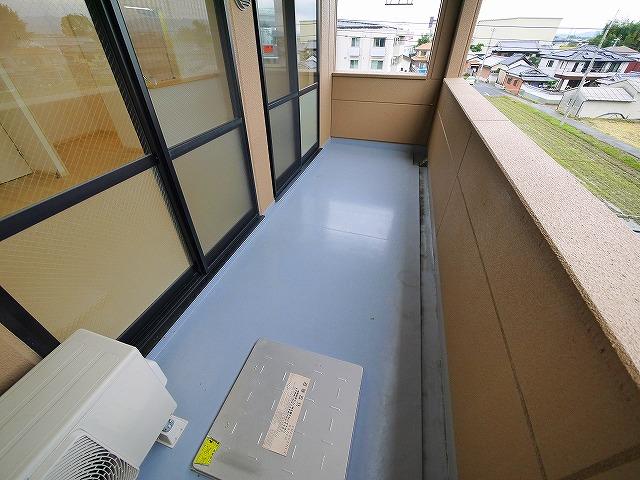バルコニー　とっても広いのでお洗濯に困りませんね