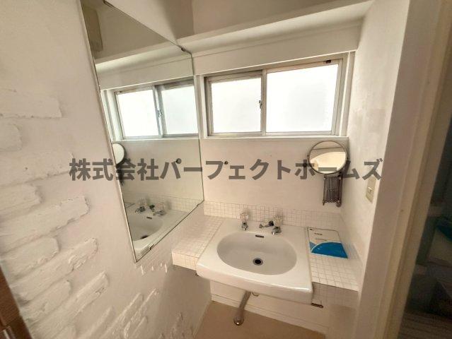 洗面設備　独立洗面台、朝の身支度には欠かせません