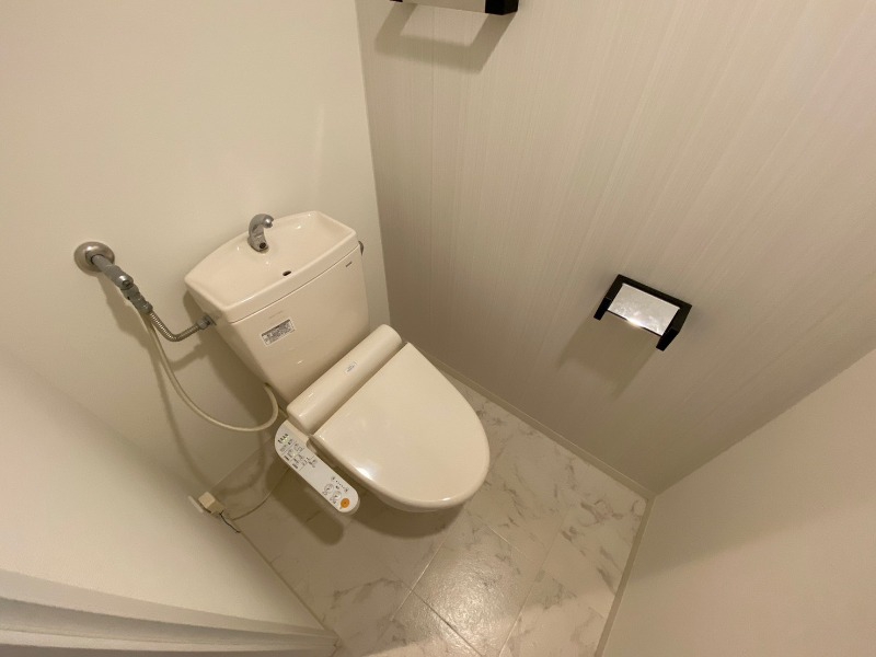 トイレ　こちらはトイレです。清潔感があり、安心して使用できます。