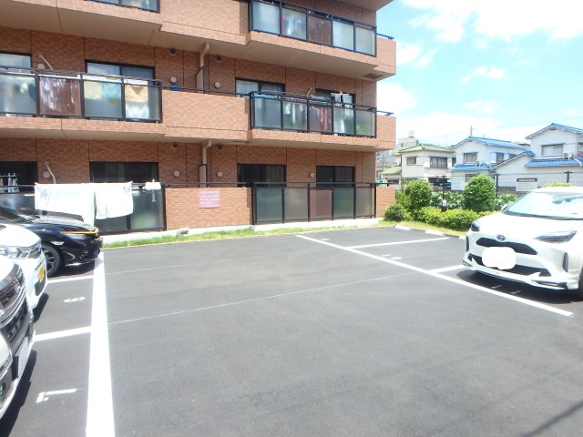 駐車場　駐車場があるので、車を買う予定の方も安心です