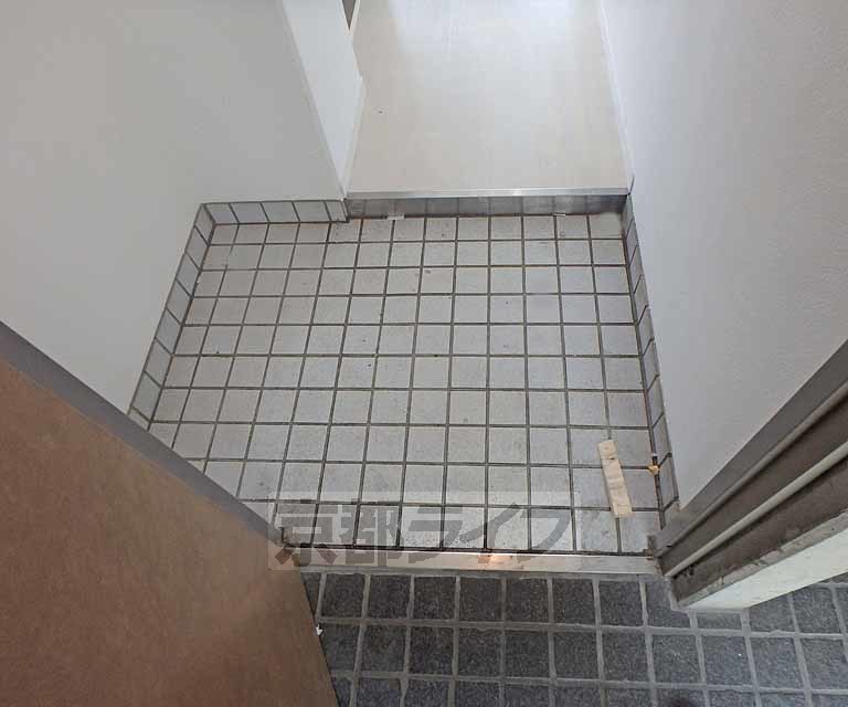 玄関　タイル張りの玄関です。