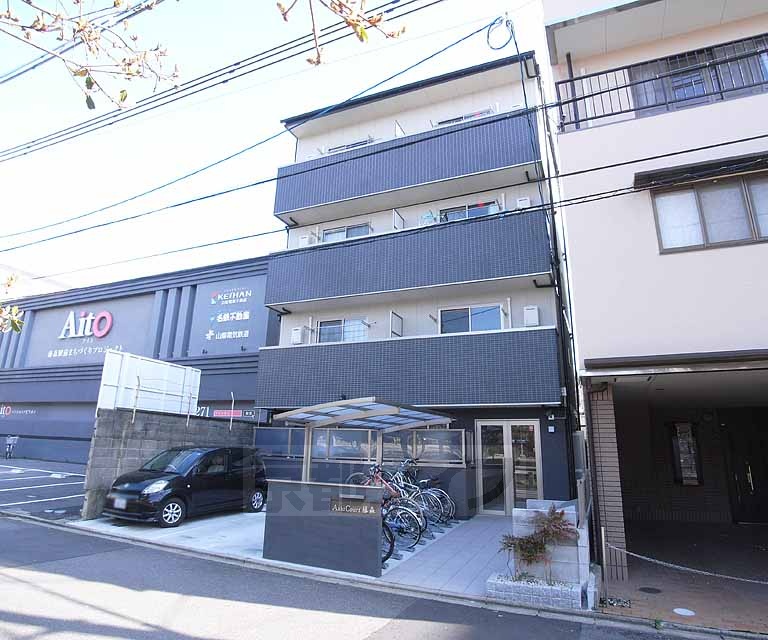 建物外観　パリッとした綺麗な外観ですね。