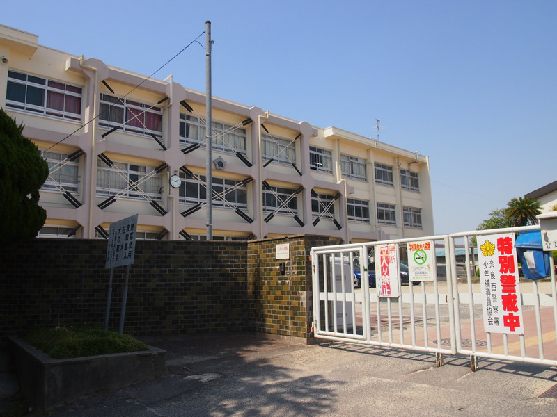 小学校　奈良市立登美ヶ丘小学校（小学校）まで925m