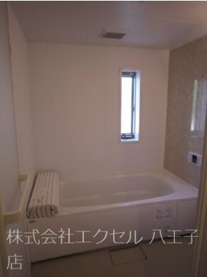 バス・シャワールーム　有ると嬉しい追い炊き機能付きの浴室です。