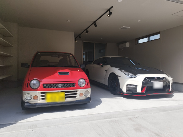 駐車場　ガレージには大型車とバイクを同時に駐車可能！
