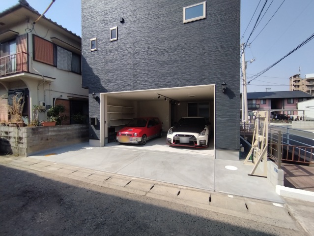 建物外観　幅5m高さ2.5mの電動ワイドシャッターが目印！