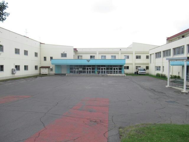小学校　芽室町立芽室西小学校（小学校）まで608m