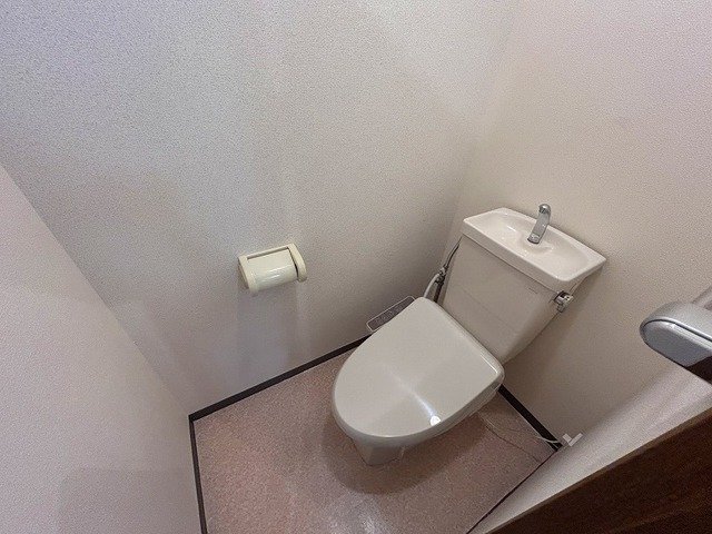 トイレ　落ち着いた色調のトイレです