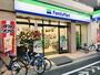 コンビニ　ファミリーマート 東松原駅前店（コンビニ）まで464m