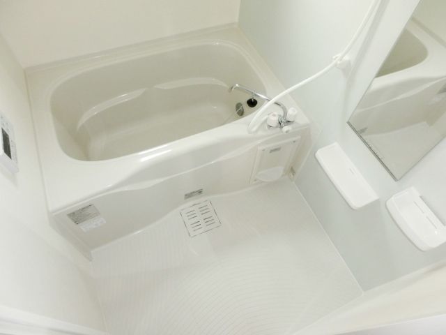 バス・シャワールーム　窓が有り明るいお風呂です