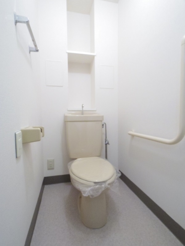 トイレ　参考写真★トイレの背面には棚があり便利です★