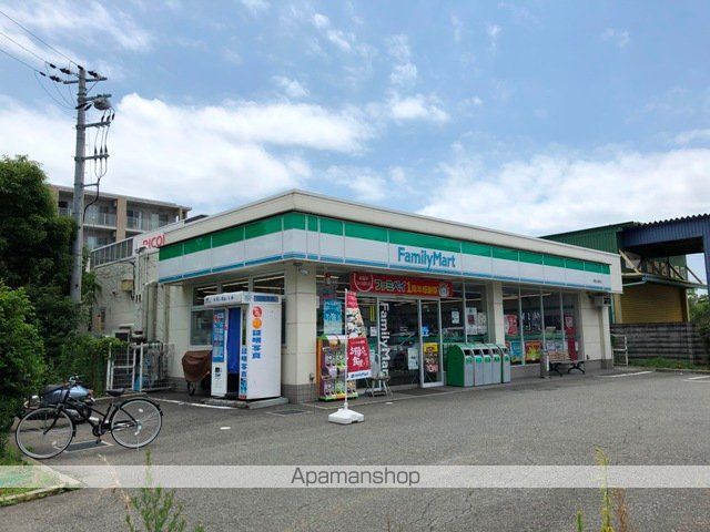 コンビニ　ファミリーマート（コンビニ）まで460m