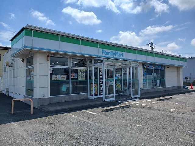 コンビニ　ファミリーマート（コンビニ）まで550m