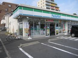 コンビニ　ファミリーマート 加平三丁目店（コンビニ）まで146m