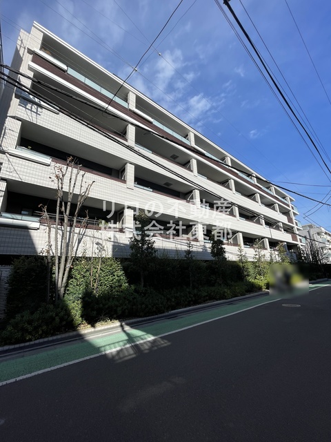 建物外観　不審者やセールスなどの侵入を防げるオートロック付！