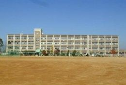 中学校　岩岡中学校（中学校）まで744m