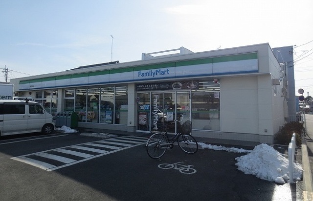 コンビニ　ファミリーマート（コンビニ）まで900m