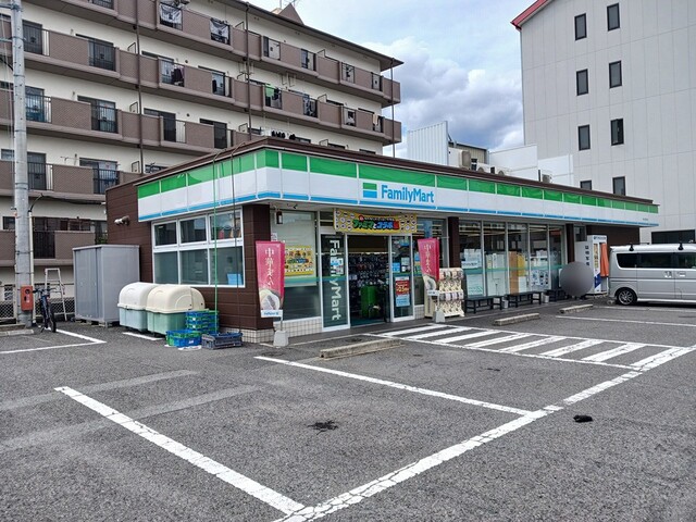 その他　ファミリーマート西堤本通西店まで370m