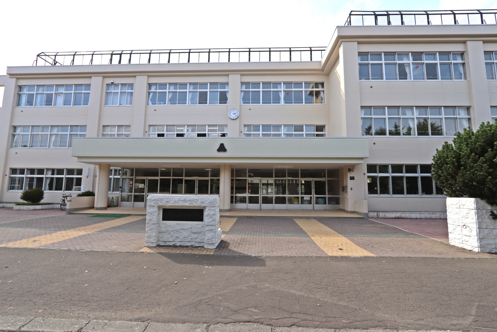 中学校　札幌市立新川西中学校（中学校）まで670m