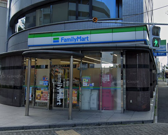 コンビニ　ファミリーマート 牛島町店（コンビニ）まで72m