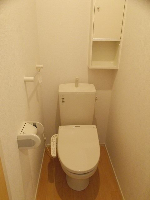 トイレ　落ち着いた色調のトイレです