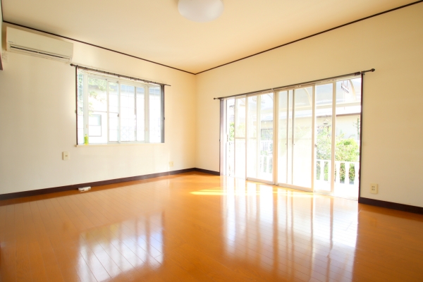 酒門町赤津様戸建の居間写真