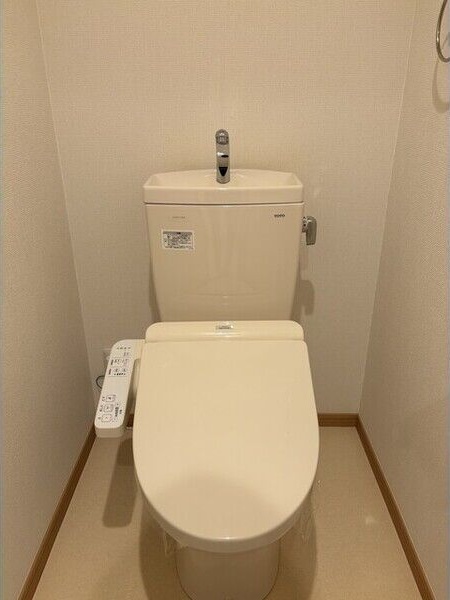 トイレ　同物件、別室のお写真です。