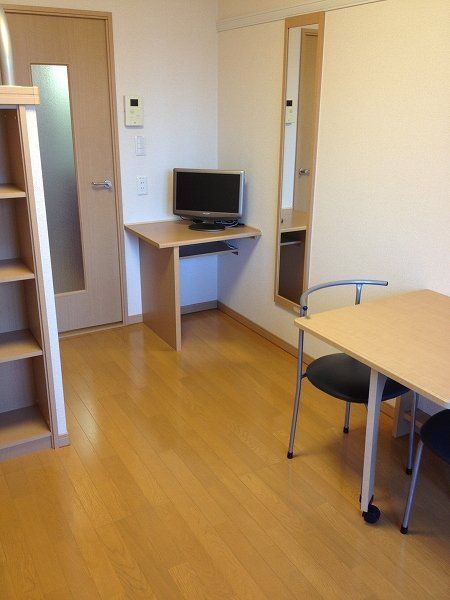 レオパレスコトー ブロンの居間写真