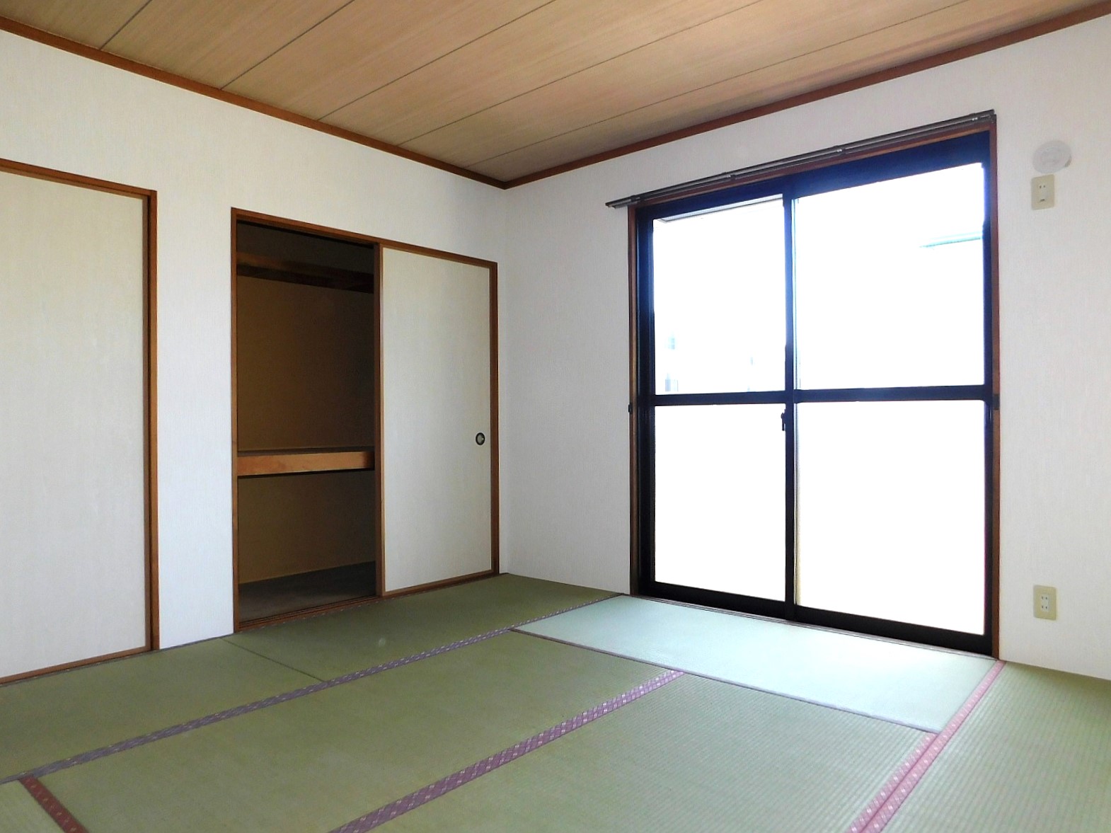 リヴェール新磯野の居間写真