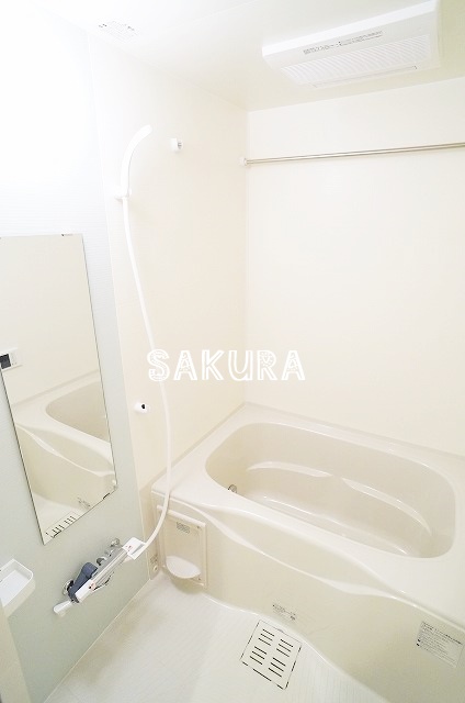 バス・シャワールーム　嬉しい追い焚き・浴室乾燥機付きです♪