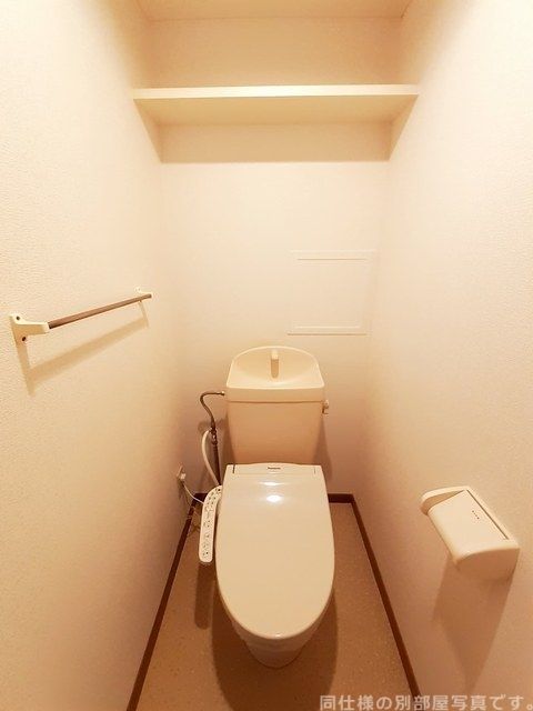 湘南新宿ライン高海 新前橋駅 バス乗車時間：13分 最寄りバス停で下車 徒歩3分 3階建 築25年のトイレ写真