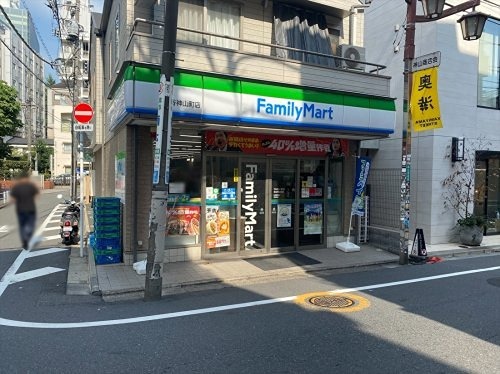 コンビニ　ファミリーマート 渋谷神山町店（コンビニ）まで59m